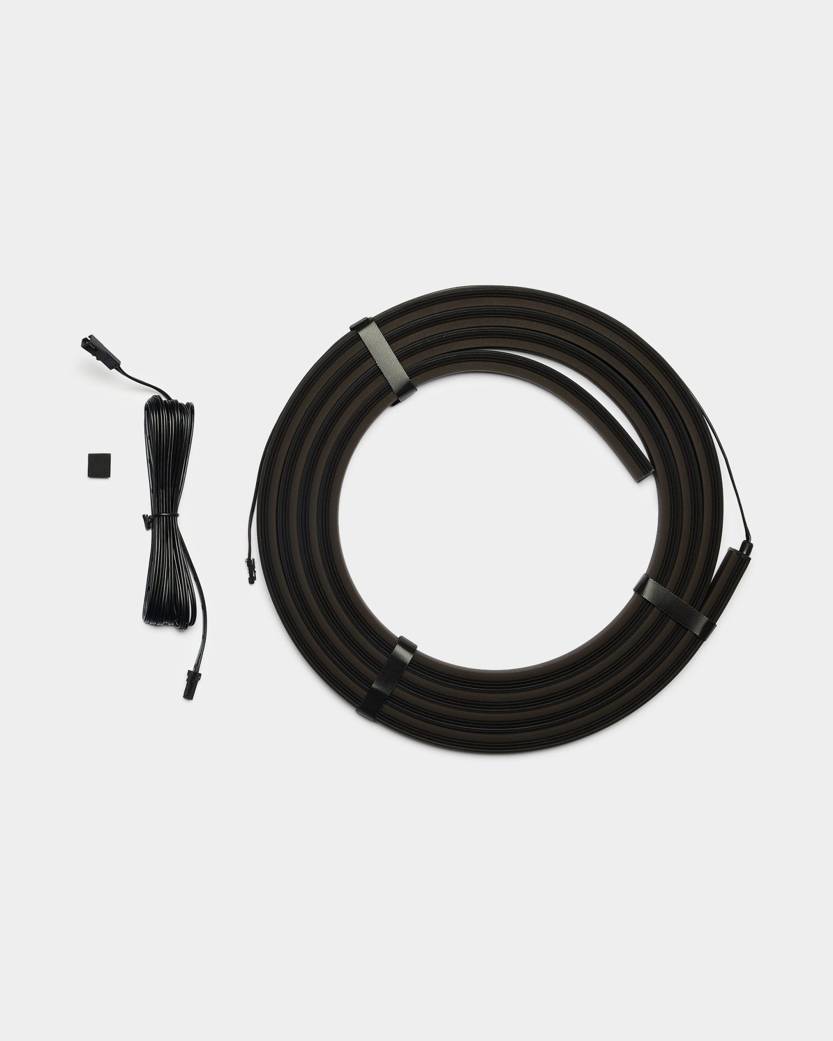 WoodUpp Lumi 300cm black LED-list med kopplingar, kompatibel med Philips Hue, inklusive lång black kabel och small black rektangulär kopplingsdel.